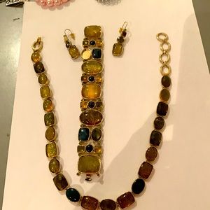 Beautiful set in green includes necklace bracelet and earrings
